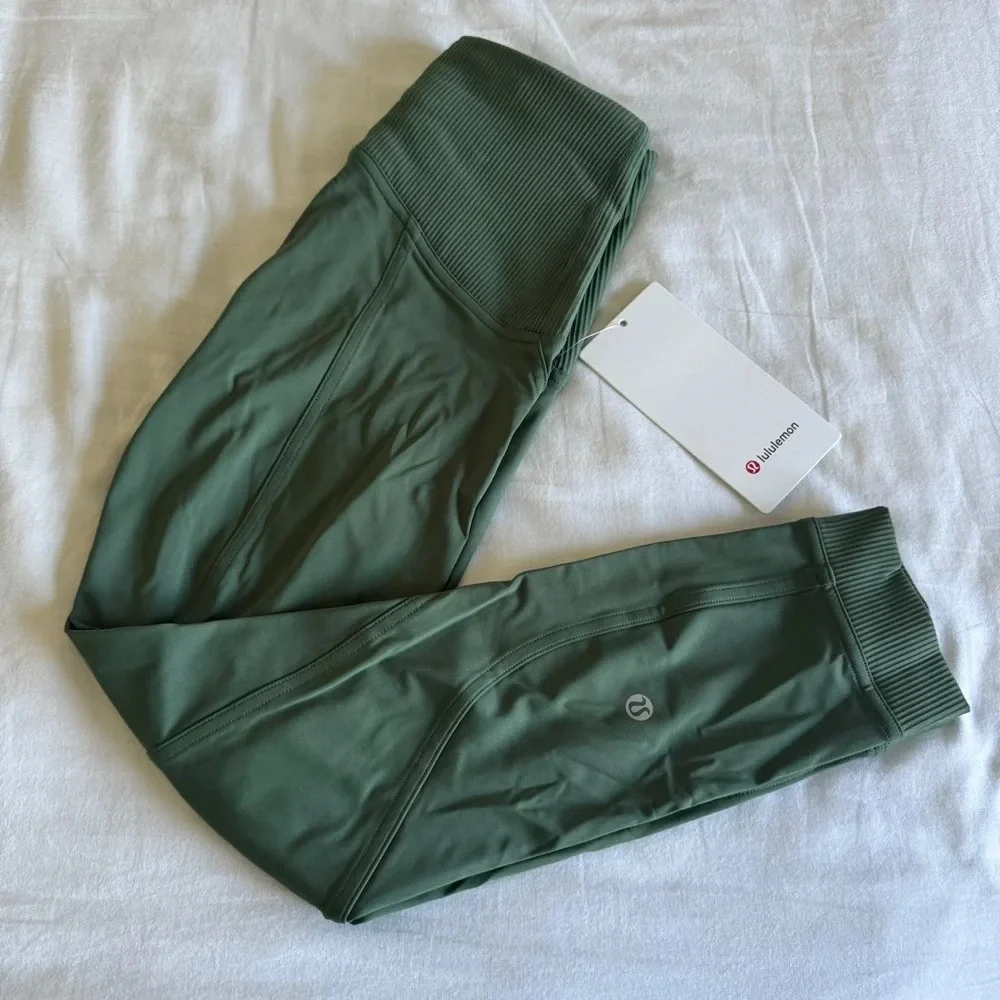 🆕💚 Lululemon Train Free HR Crop 23” Algae Green - Picture 1 of 7